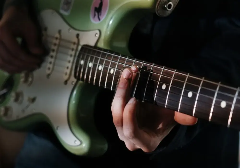 Jak zacząć naukę gry na gitarze elektrycznej – proste kroki dla początkujących