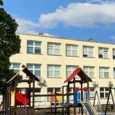 Szkoła podstawowa w Kocku vs. Wejherowie: Która lepsza?