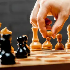 Jak poprawić grę w szachy? Kluczowe strategie i techniki dla początkujących graczy